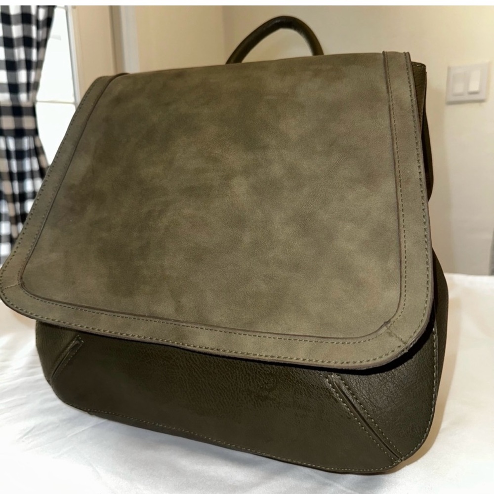 Universal Thread Flap Closure Backpack/Purse Oliv… - image 2